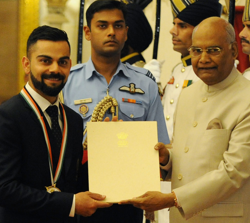 Kohli receiving the Rajiv Gandhi Khel Ratna Award from the President of India